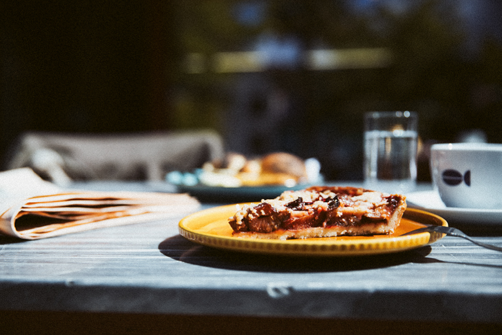 Ein stück Kuchen auf einem Tisch im KinoCafe Millstatt